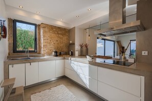 Jääkaappi, mikroaaltouuni, uuni, liesi