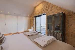 4 bedrooms, iron/ironing board, Internet, bed sheets