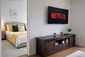 Iron/ironing board, Internet, bed sheets - Lux 1BD/1BTH apt in peaceful Glendale w pool,gym,hot tub, rooftop, free parking (Glendale)