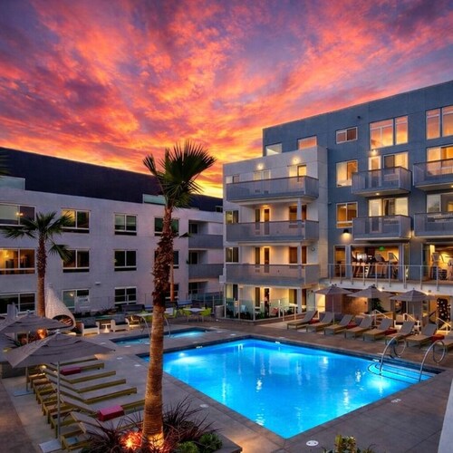 Lux 1BD/1BTH apt in peaceful Glendale w pool,gym,hot tub, rooftop, free parking