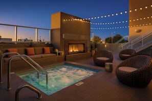 Property grounds - Lux 1BD/1BTH apt in peaceful Glendale w pool,gym,hot tub, rooftop, free parking (Glendale)