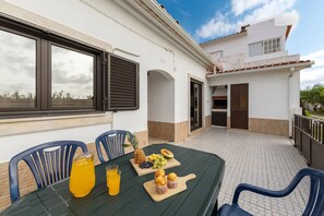 Outdoor dining - Ocean Breeze Baleal - 5 min walk to the beach (Peniche)