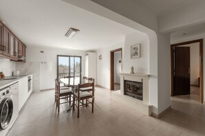 Fridge, microwave, oven, stovetop - Ocean Breeze Baleal - 5 min walk to the beach (Peniche)