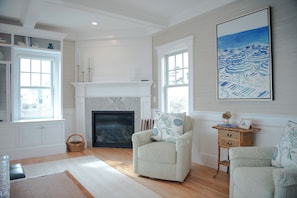 Televisión y chimenea