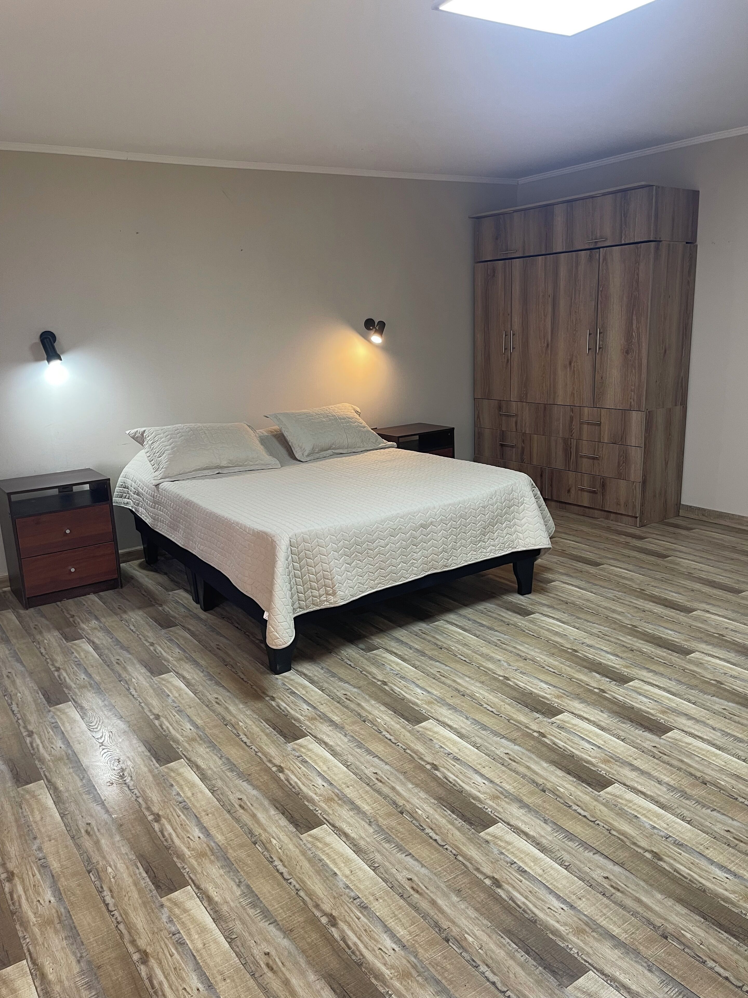 5 slaapkamers, een strijkplank/strijkijzer, beddengoed