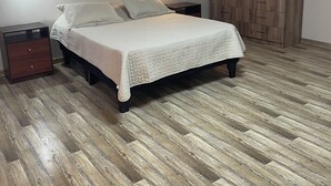5 habitaciones, tabla de planchar con plancha y ropa de cama 