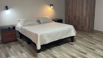 5 slaapkamers, een strijkplank/strijkijzer, beddengoed