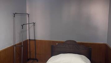 5 bedrooms, iron/ironing board, bed sheets