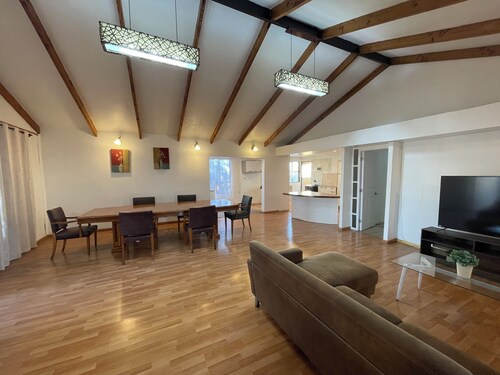 Spacious house, quiet, 1 km from beach, 10 minutes from downtown, pets welcome.