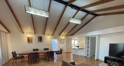 Spacious house, quiet, 1 km from beach, 10 minutes from downtown, pets welcome.