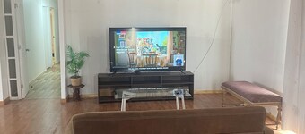 Spacious house, quiet, 1 km from beach, 10 minutes from downtown, pets welcome.