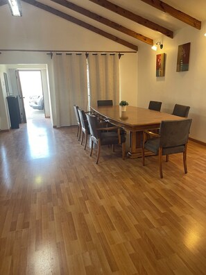 Dining - Spacious house, quiet, 1 km from beach, 10 minutes from downtown, pets welcome. (Arica)