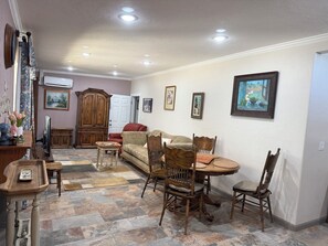 Älytelevisio, DVD-soitin, kirjoja, musiikkikirjasto