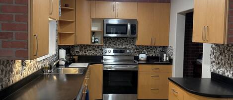 Refrigerador, microondas, horno y parrilla de estufa