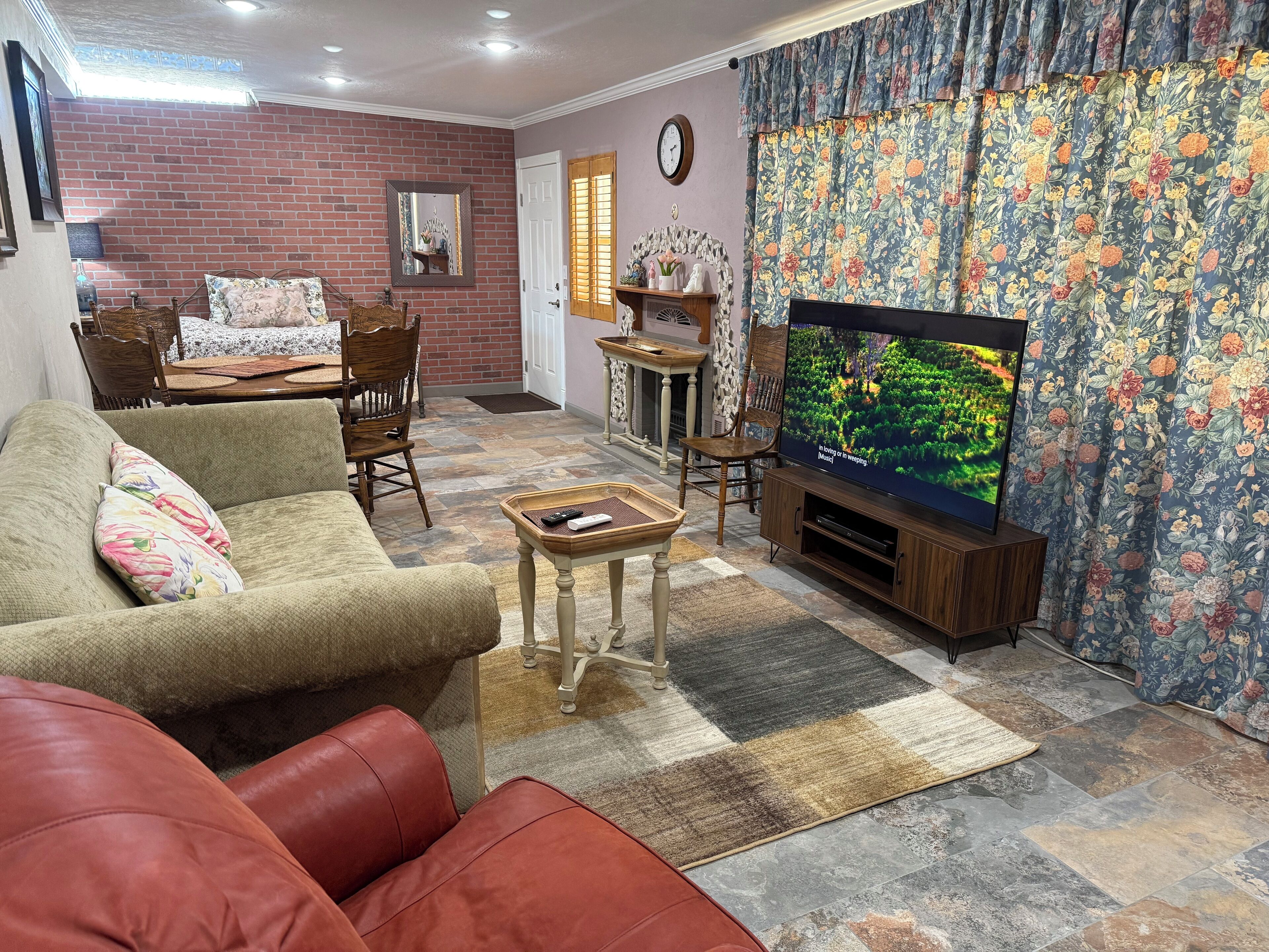 Smart-tv, een dvd-speler, boeken en een muziekbibliotheek