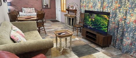 Smart TV, reproductor de DVD, libros y biblioteca musical