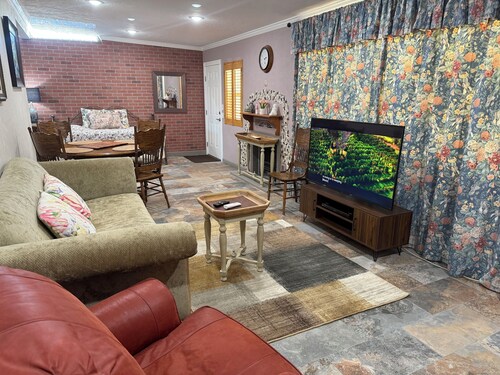 Private and safe house in tranquil Borrego Springs with AC and fenced yard
