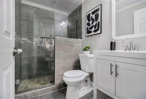 تجهيزات دش، مجففات شعر، مناشف، صابون