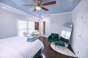 4 slaapkamers, een strijkplank/strijkijzer, reisbedje, gratis wifi