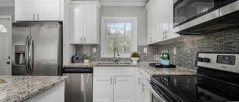 Kjøleskap, mikrobølgeovn, ovn og kokeplater