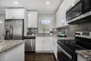 Een koelkast, een microgolfoven, een oven, een kookplaat