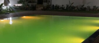 Appartement avec piscine, grande terrasse et balcon vue sur piscine.