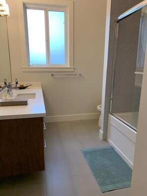 Bathroom - Beautiful 1b1b sitting at the centre of the City of Richmond for rent(Long Term) (Richmond)