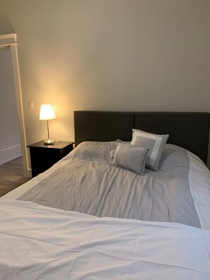 1 bedroom, WiFi, bed sheets - Beautiful 1b1b sitting at the centre of the City of Richmond for rent(Long Term) (Richmond)