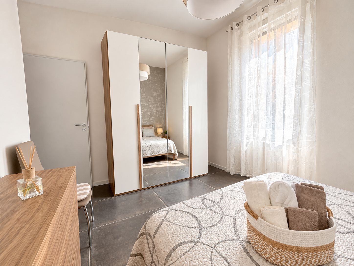 Una camera da letto moderna con un letto, un comodino e uno specchio.