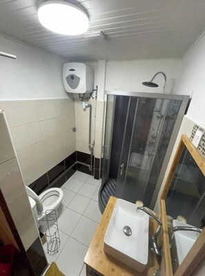 Een douche, een haardroger, handdoeken, zeep