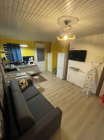 Living area. CRÉOLA Cosy & conveniently located - ideal for vacations