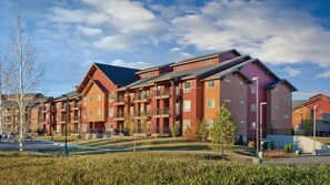 Exterior - Rocky Mountain Retreat – 2BR Condo with Fireplace & Views (Steamboat Springs)