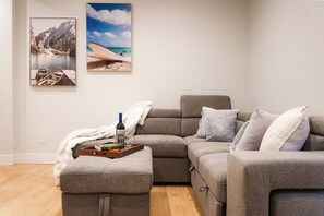 Smart TV - Modern Mountain Retreat - North Vancouver Escape (North Vancouver)