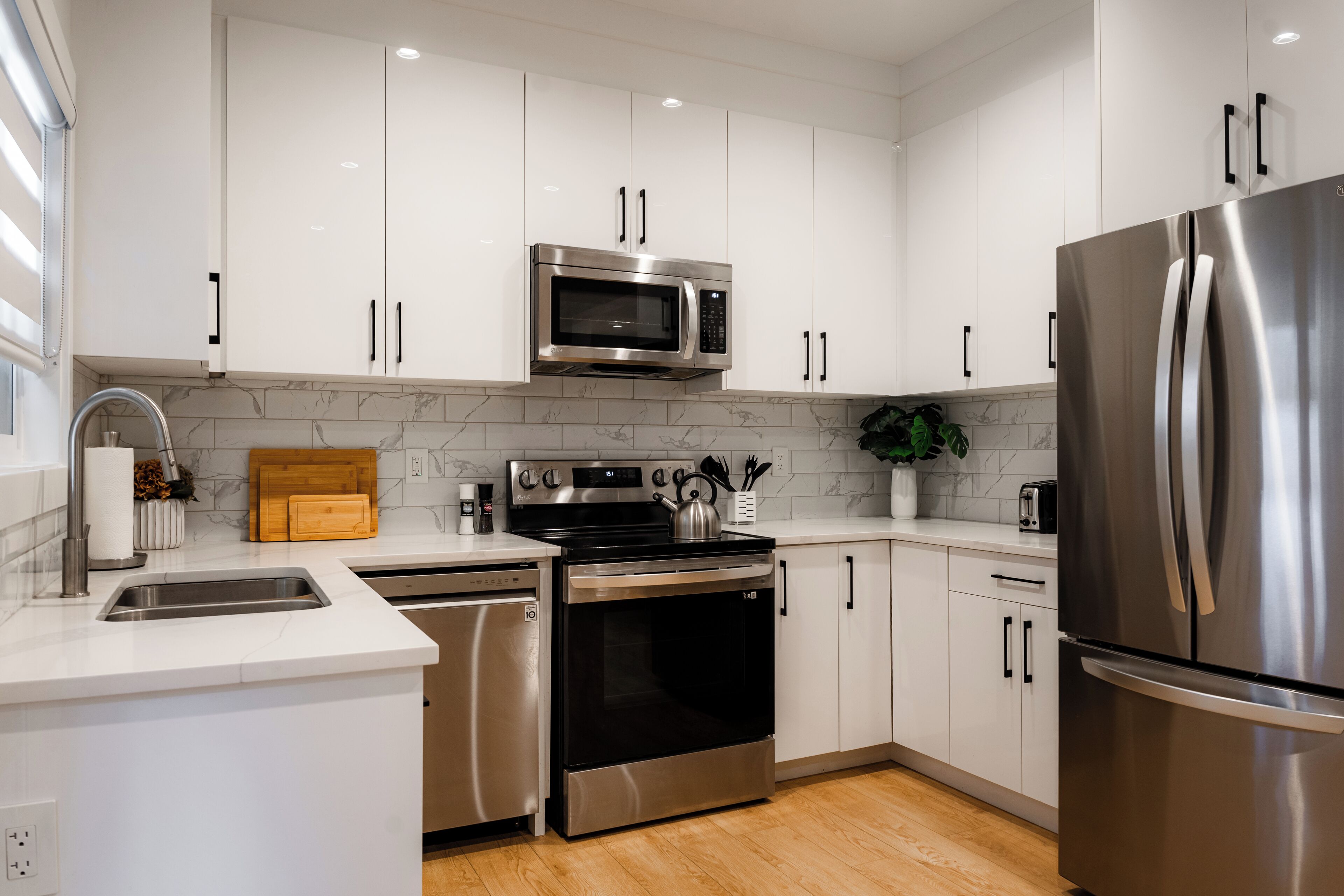 冷蔵庫、電子レンジ、オーブン、コンロ