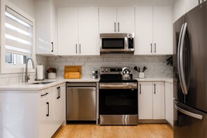 Fridge, microwave, oven, stovetop - Modern Mountain Retreat - North Vancouver Escape (North Vancouver)