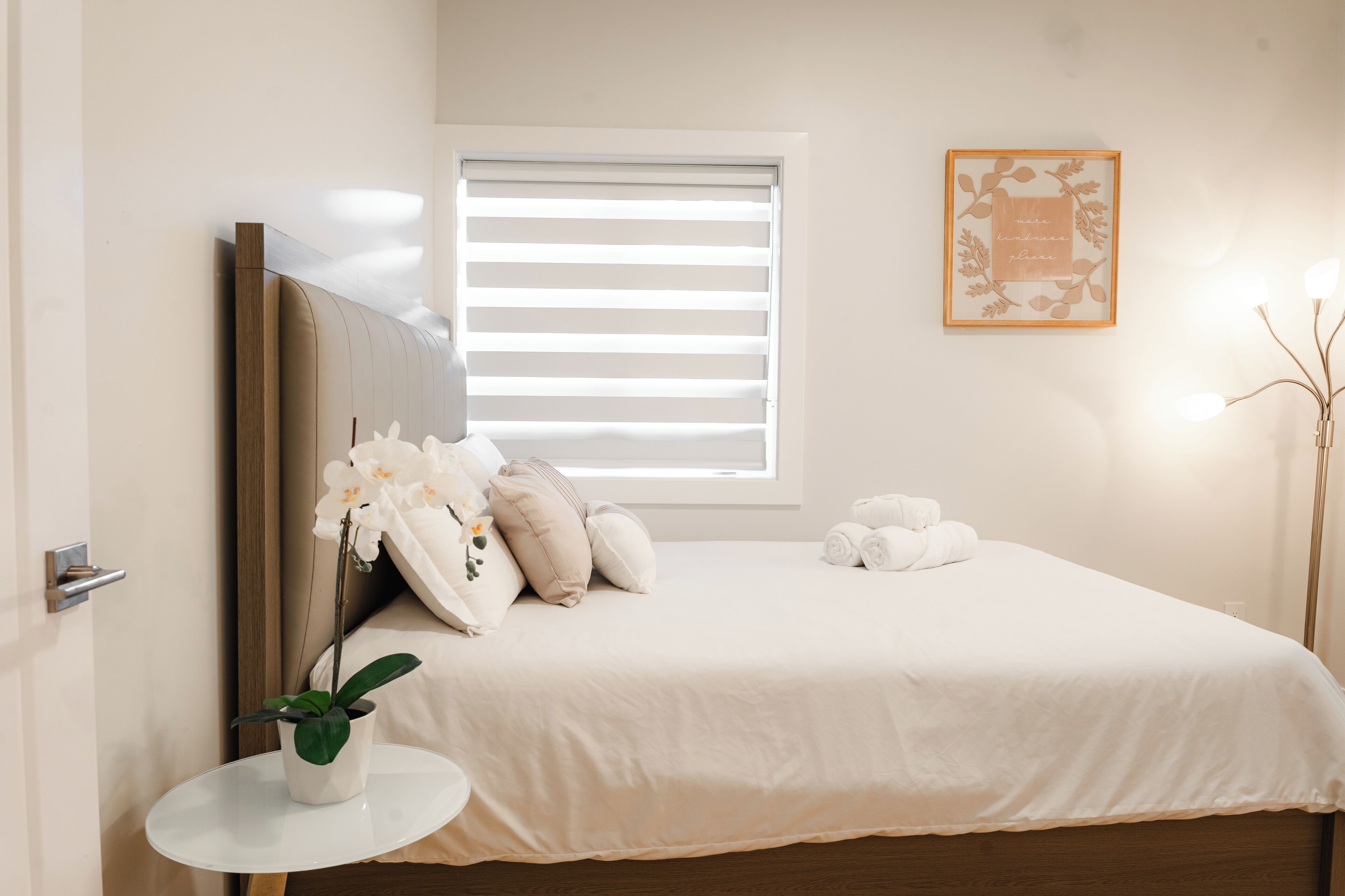 2 chambres, fer et planche à repasser, lit de bébé portatif