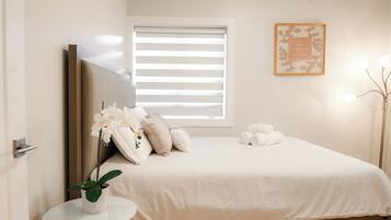 2 chambres, fer et planche à repasser, lit de bébé portatif