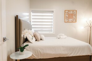 2 bedrooms, iron/ironing board, travel cot, free WiFi - Modern Mountain Retreat - North Vancouver Escape (North Vancouver)