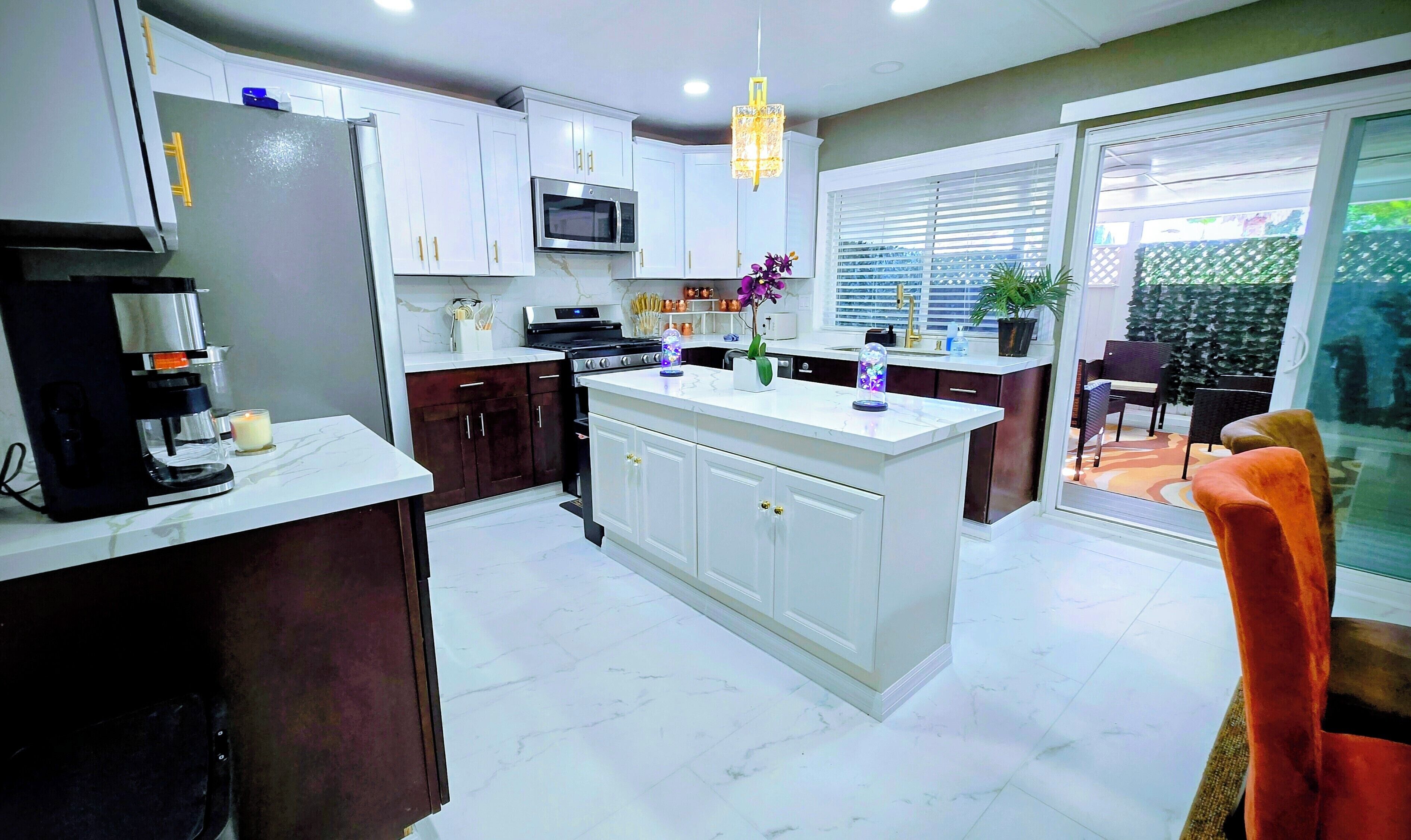 Kjøleskap, mikrobølgeovn, ovn og kokeplater