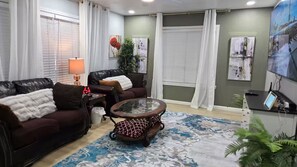 Smart-tv, bordfodbold, bordtennisbord, bøger