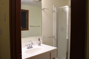 Shower, hair dryer, towels, soap - Cedarwood, Rent 3 Get one Free Nov. 1 - May 31st! - Fish Creek, Family Friendly (Fish Creek)
