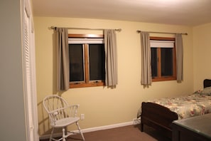 4 bedrooms, iron/ironing board, WiFi, bed sheets - Cedarwood, Rent 3 Get one Free Nov. 1 - May 31st! - Fish Creek, Family Friendly (Fish Creek)