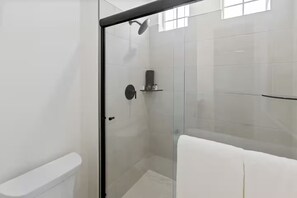 Shower, hair dryer, towels, soap - Heated Pool Available Close to Parks -Book & Save! (Washington)