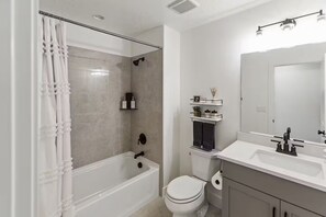 Shower, hair dryer, towels, soap - Heated Pool+PickleBall Spacious+Immaculate Save - (Washington)