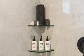 Doccia, asciugacapelli, asciugamani, sapone