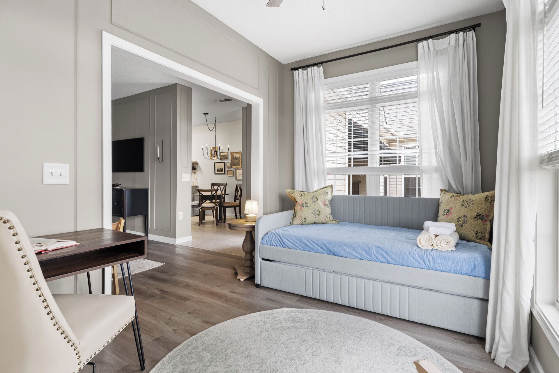 2 slaapkamers, een strijkplank/strijkijzer, internet, beddengoed