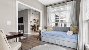 2 slaapkamers, een strijkplank/strijkijzer, internet, beddengoed