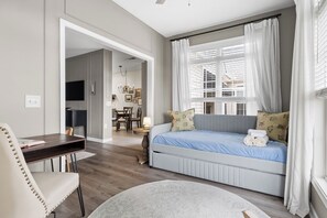 2 slaapkamers, een strijkplank/strijkijzer, internet, beddengoed