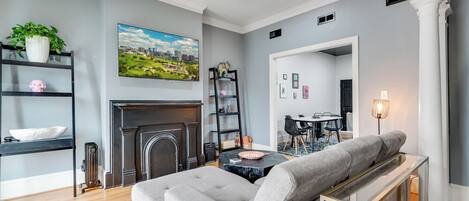 Een smart-tv, een kantoor en een printer