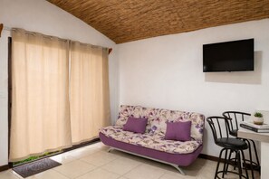 Smart TV - Apt. 1 Hills Villa Rio Celeste, near from Tenorio Volcano and other attractions. (Katira)